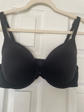 Victoria's Secret Black Molded T-Shirt Bra with Lace Trim